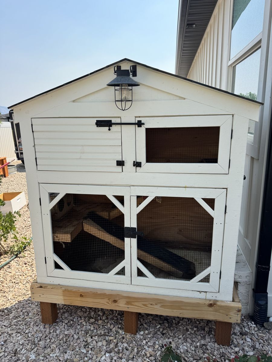 Custom White Wooden Outdoor Rabbit Hutch / Coop