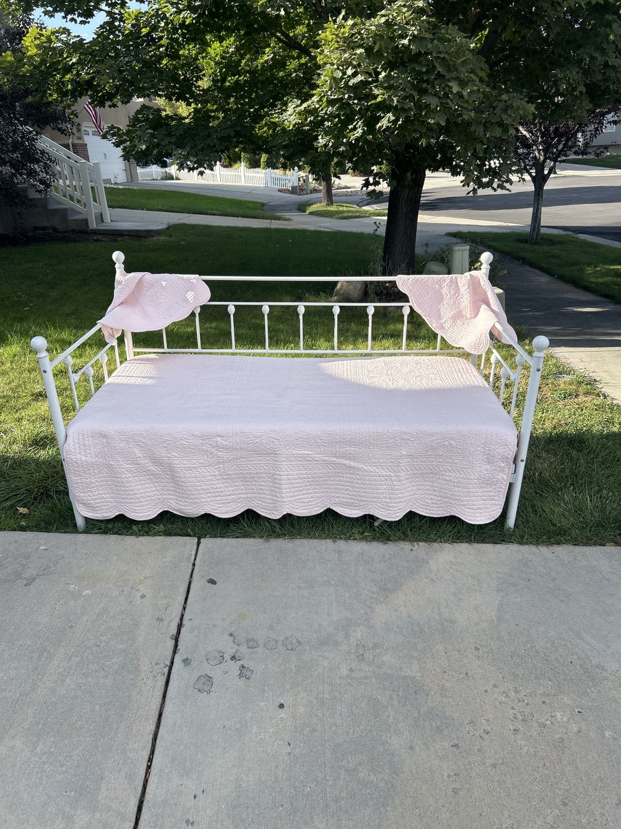 Daybed with mattress and sheet set