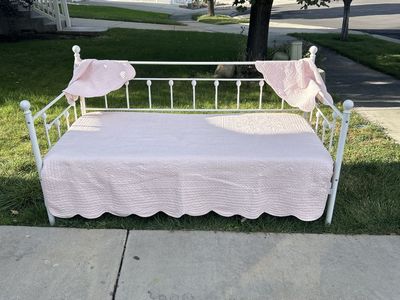 Daybed with mattress and sheet set