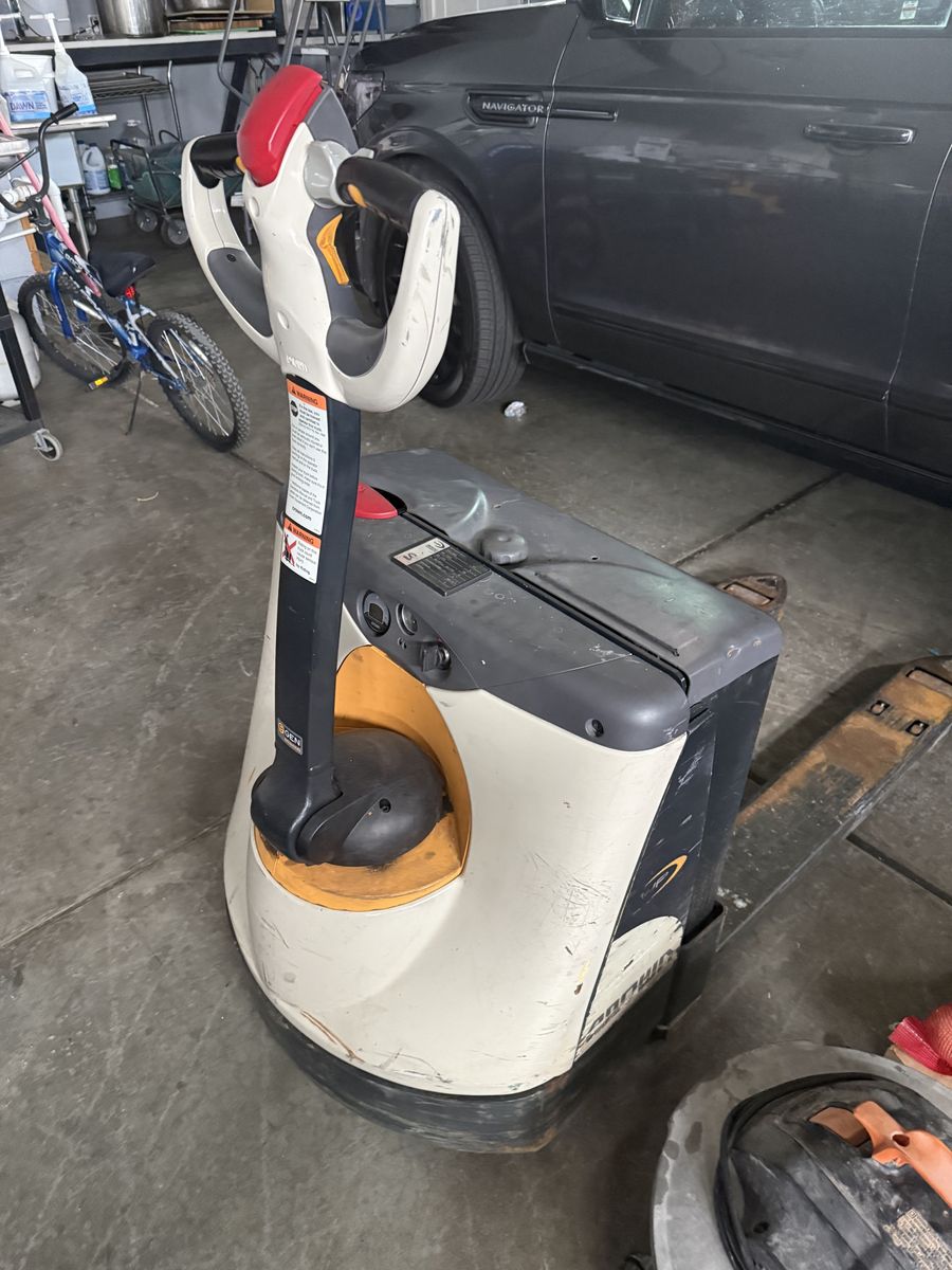 Crown electric pallet jack