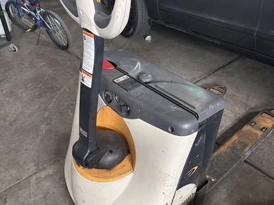 Crown electric pallet jack