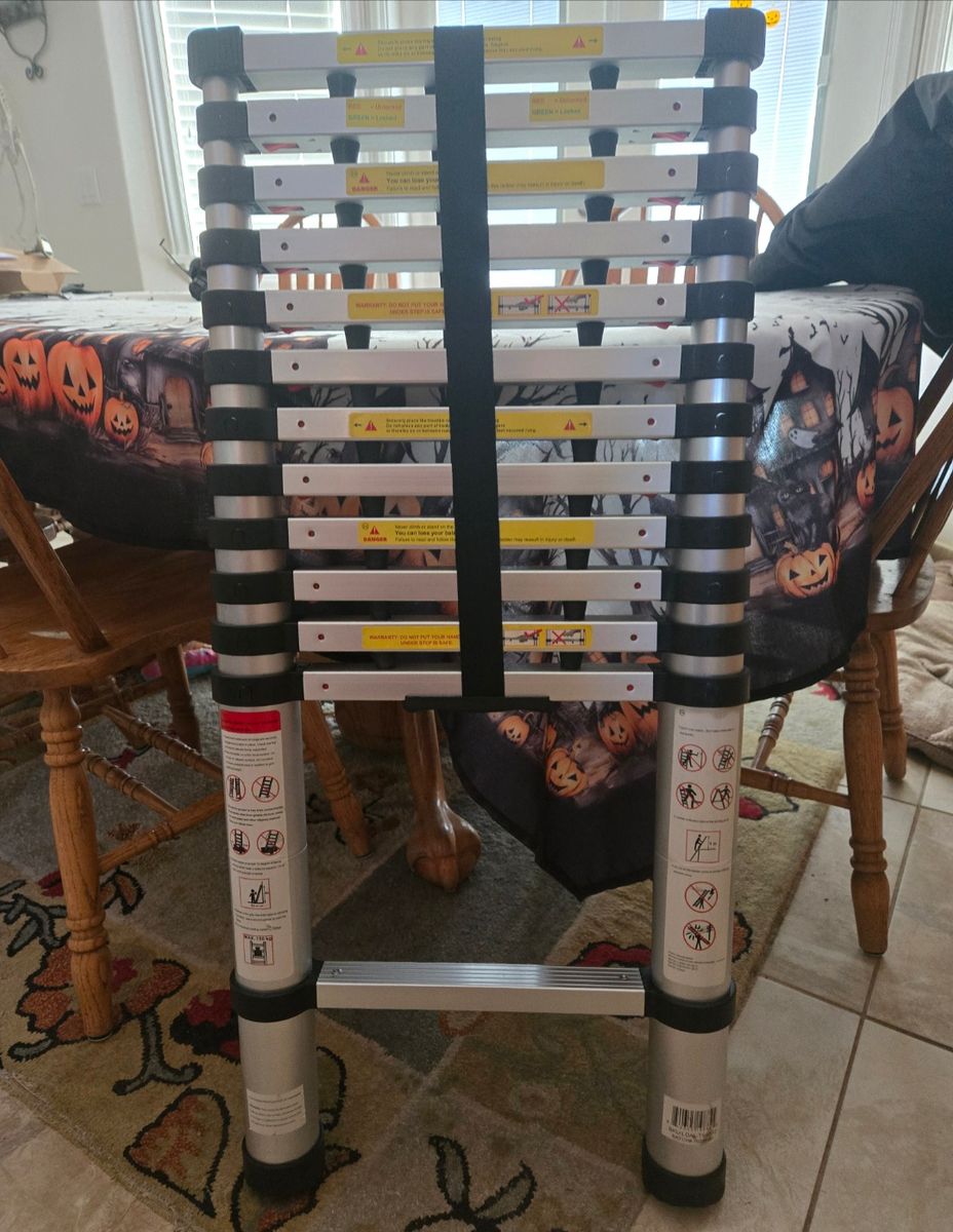 Telescoptic Ladder w/ carrier case