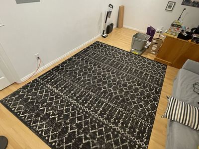 8x10 Rug - Black and White Patterned