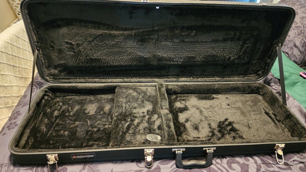 Like new Road Runner guitar case