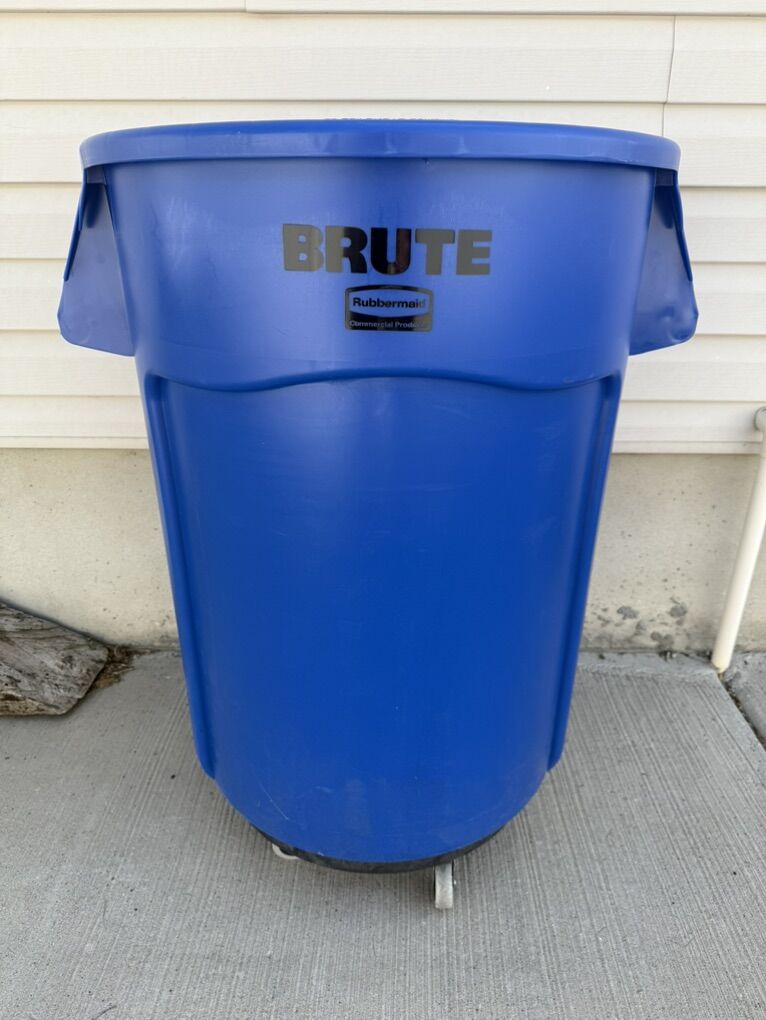 Trash Can 44 gallon W/Dolly and Gray Lid