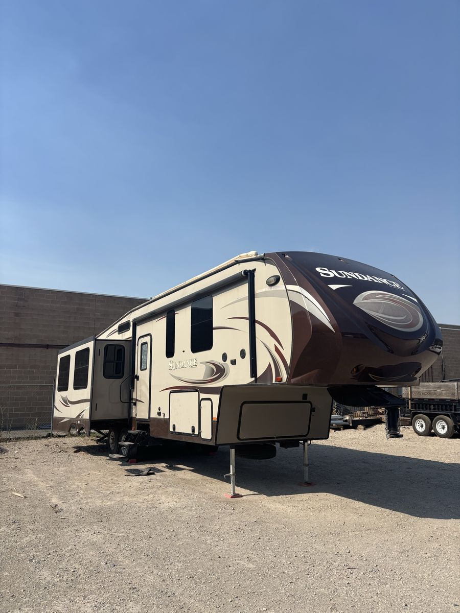 2015 Heartland Sundance XLT Fifth Wheel - 37’ - 3 Slides - Upgraded A/C