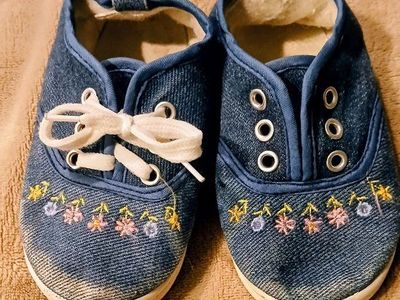 Adorable Infant Size 5 month old Denim Shoes with Floral Embroidery