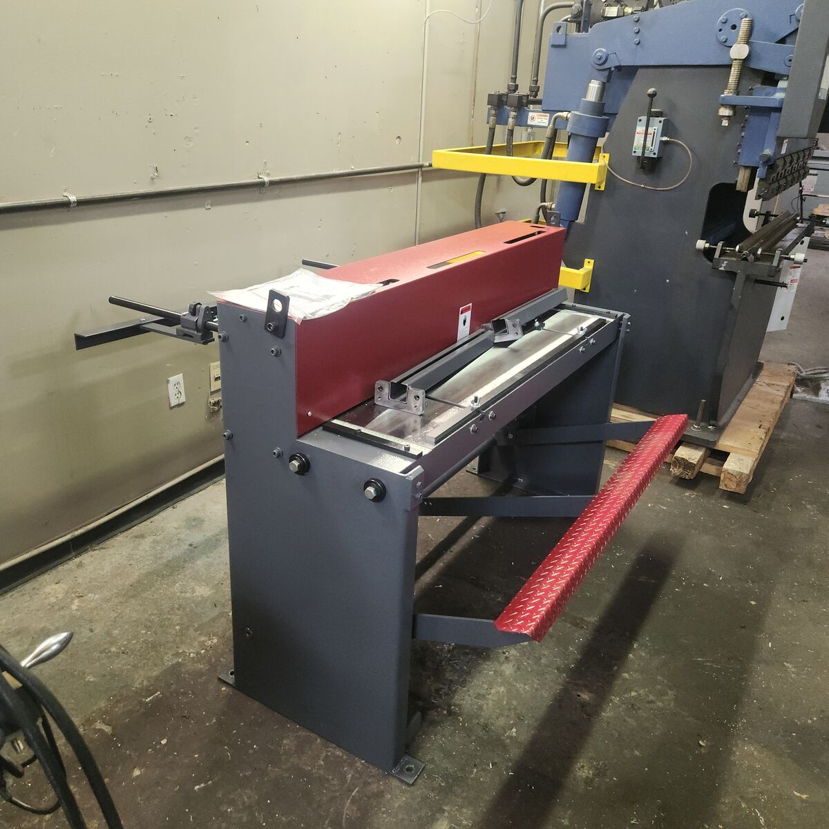 BMT 5216 foot squaring shear