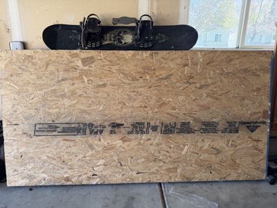 Skateboard box/manual pad