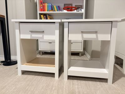 Set of two white nightstands with drawer