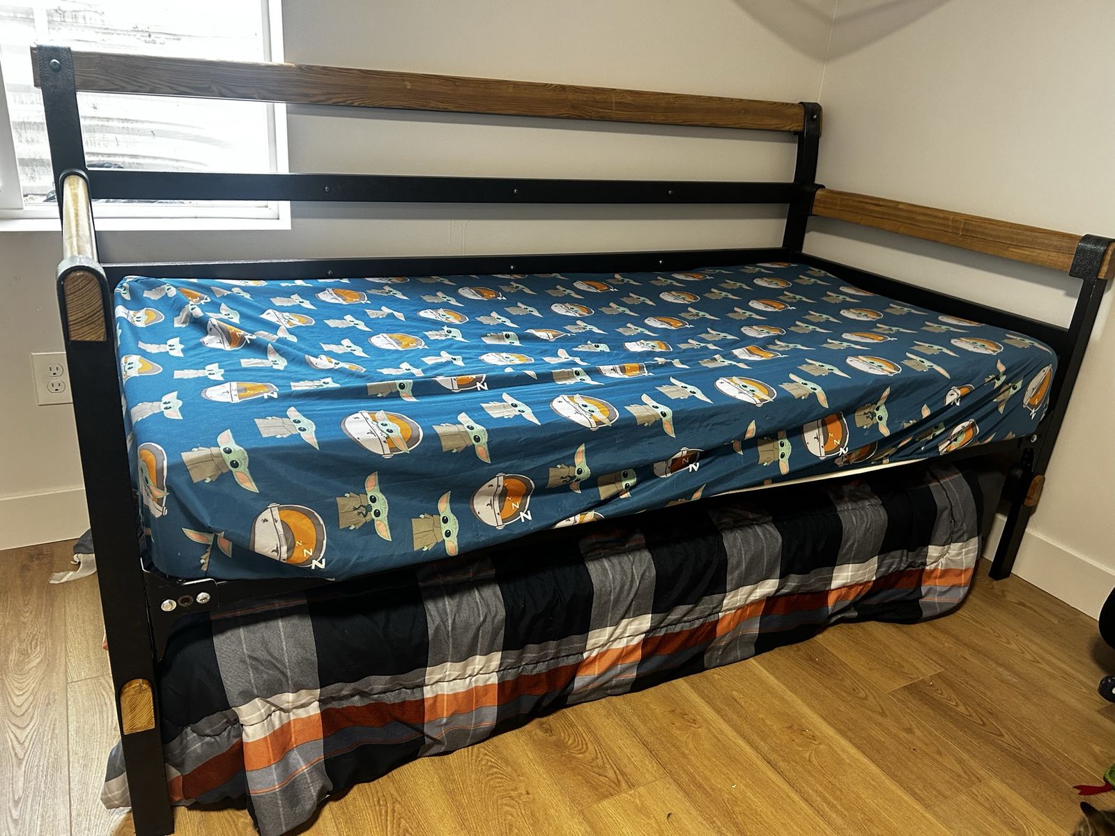 Twin daybed with trundle