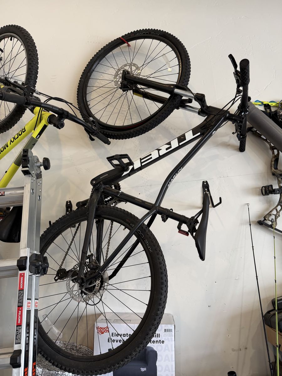 Trek Marlin 4 Mountain Bike - Hardtail, Black, 27.5 Inch Wheels Like New