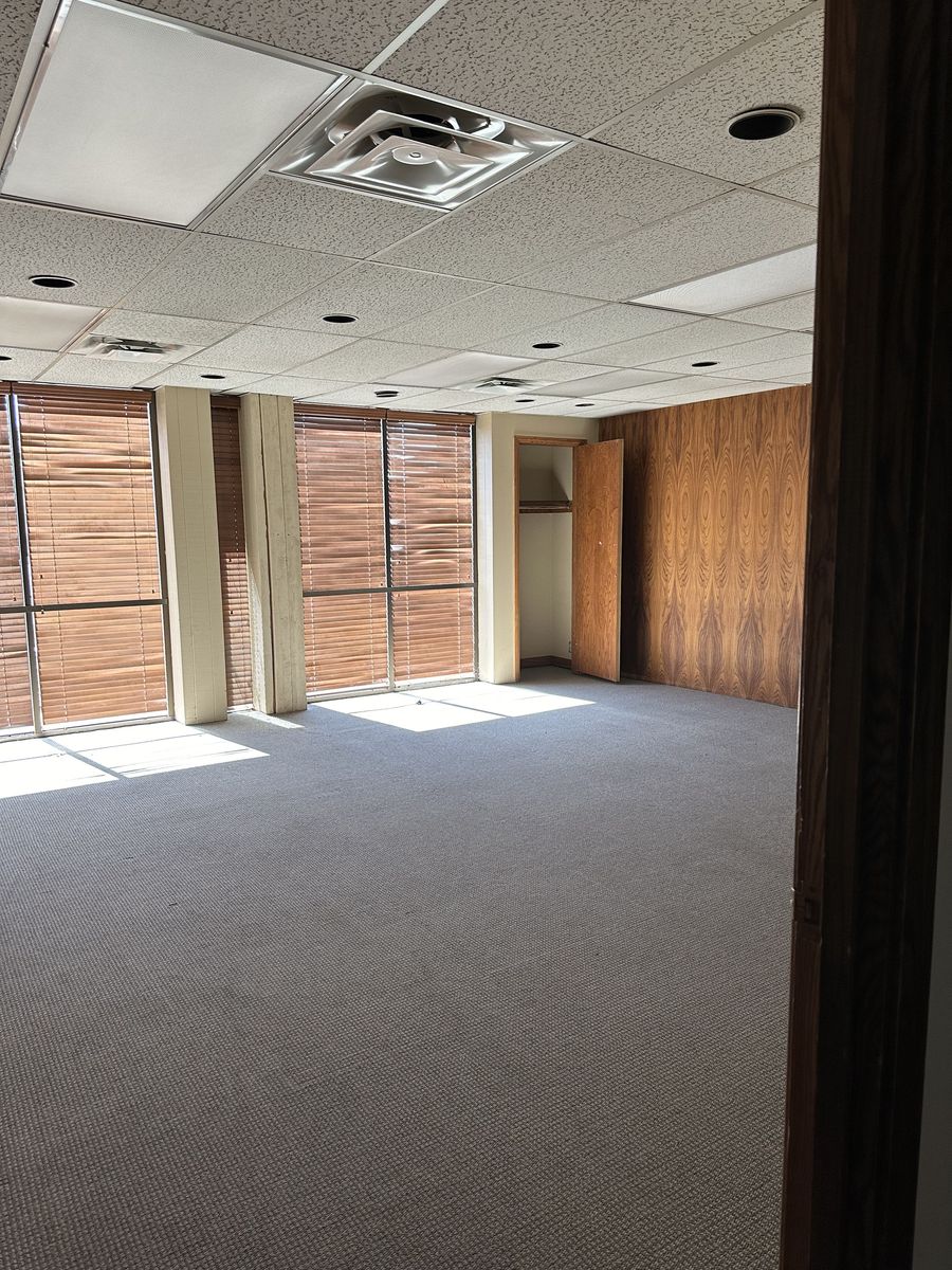 HIGH-EXPOSURE END CAP OFFICE SPACE ON 2100 SOUTH | 1,112 SF