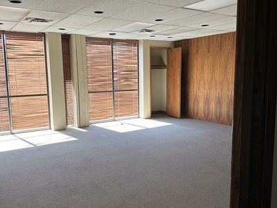 HIGH-EXPOSURE END CAP OFFICE SPACE ON 2100 SOUTH | 1,112 SF