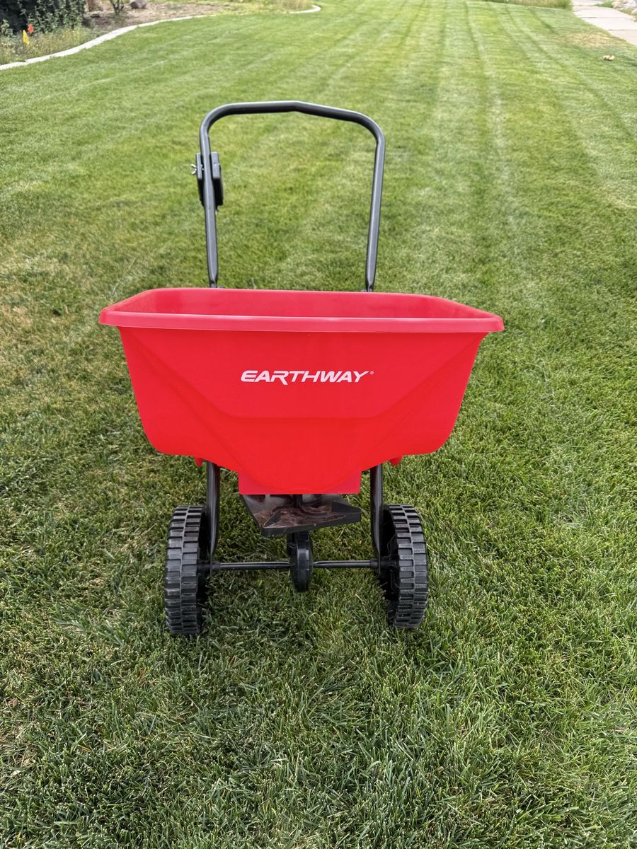 EARTHWAY Walk-Behind Broadcast Spreader for Lawn and Garden - NEW