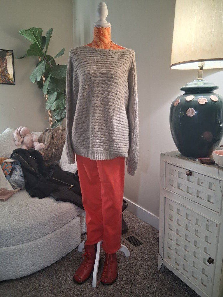 Georgous brand peekaboo back sweater sz lg