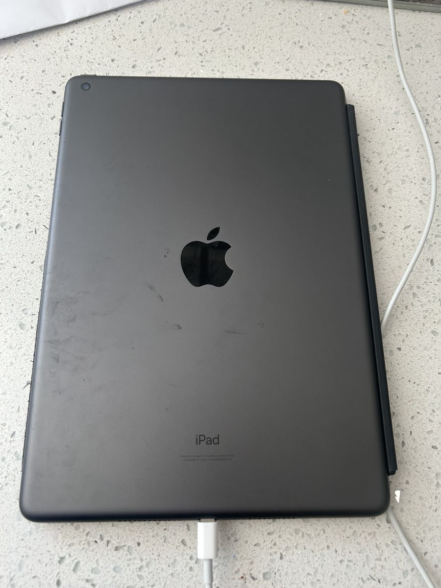 9th Gen 64gb IPad w/ Case