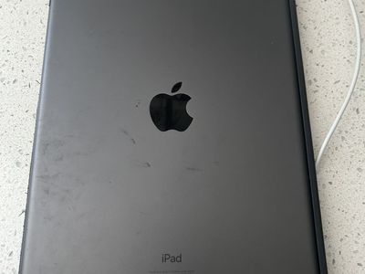 9th Gen 64gb IPad w/ Case