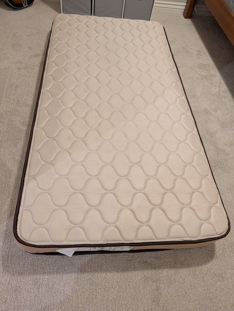 Twin Mattress - Excellent Condition, Clean & Comfortable - Perfect for Guest Room or Kids Bed