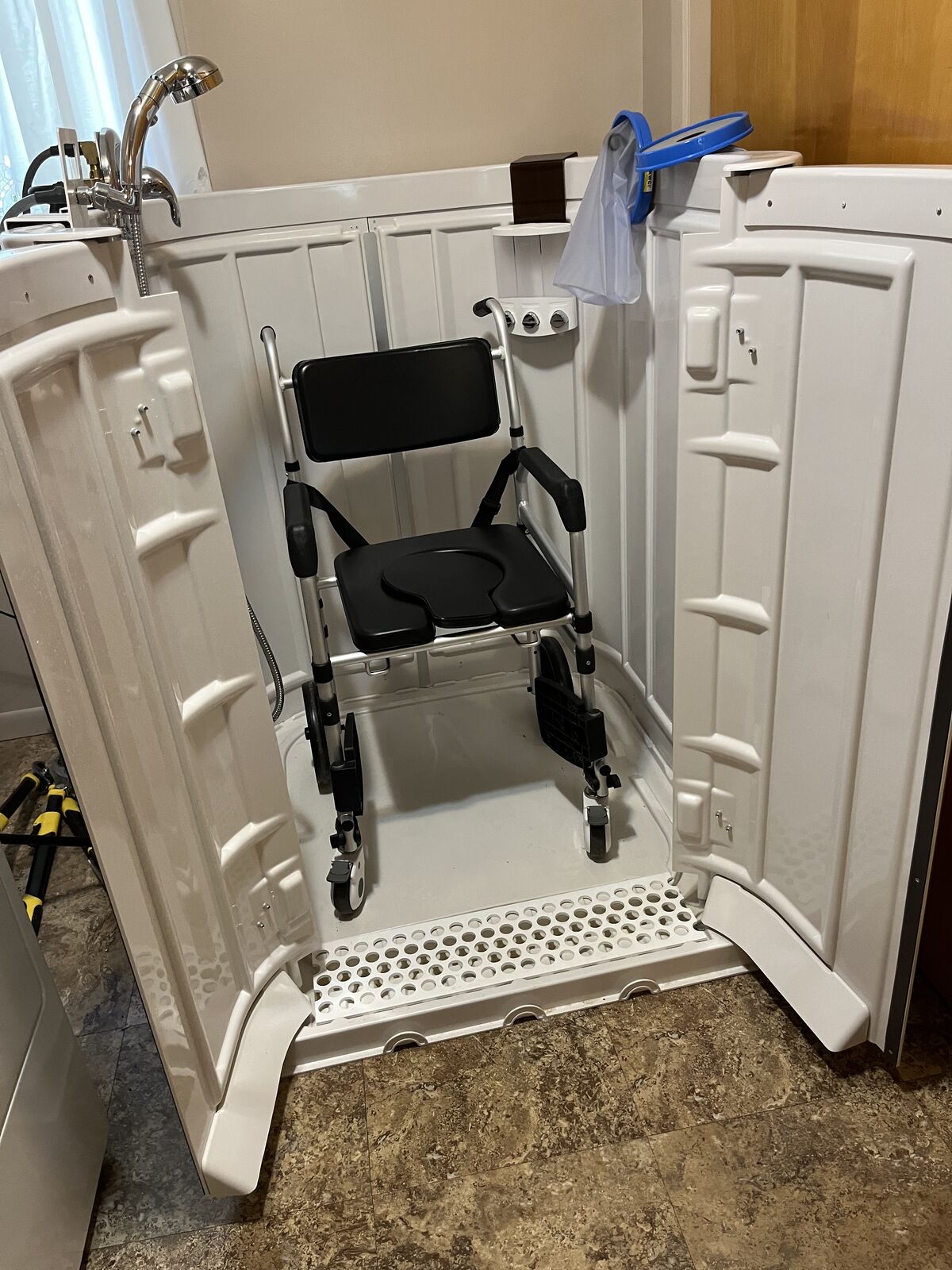 Walk in shower w/shower wheelchair