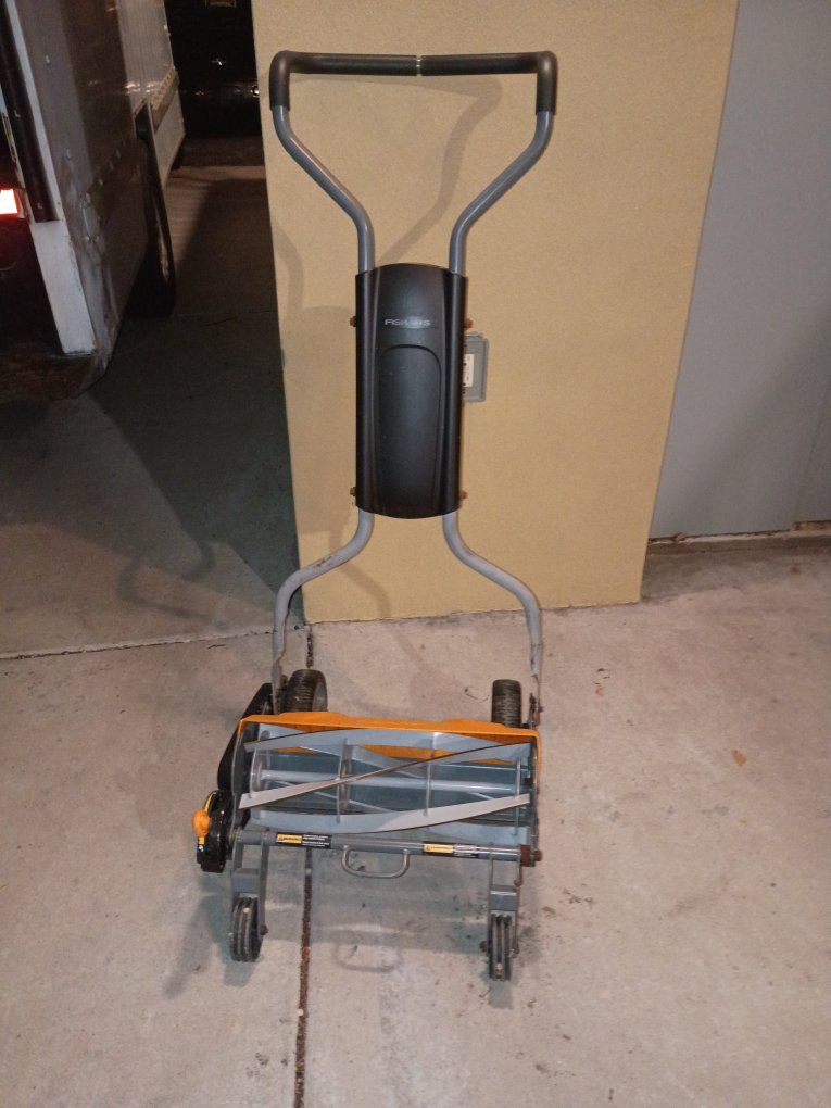 Fiskars 18":inch push mower