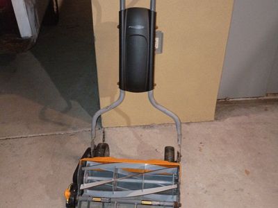 Fiskars 18":inch push mower