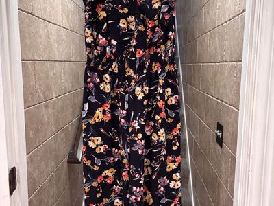 Women’s Darling Floral Romper Size Medium