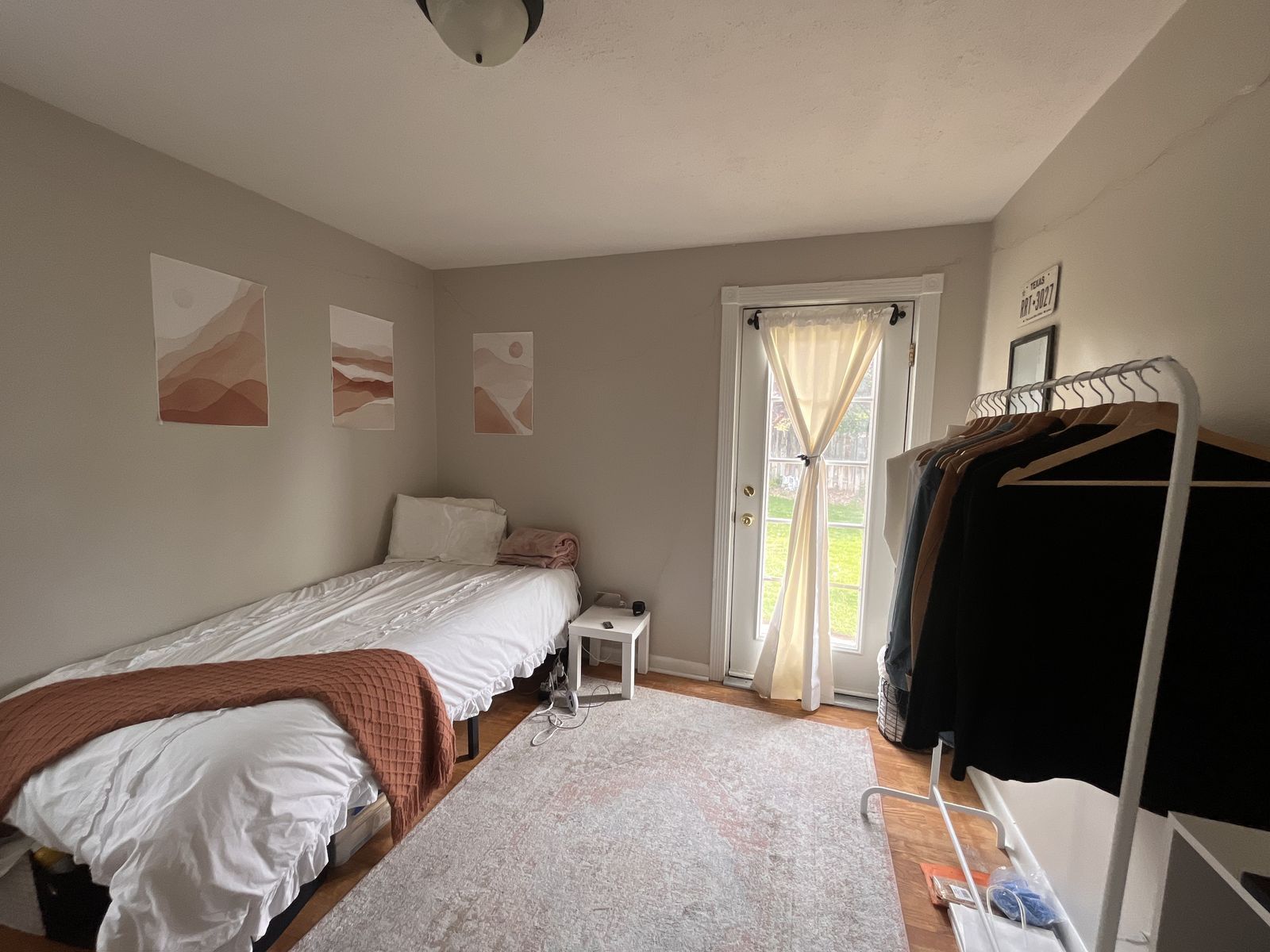 4 Bed House on Foothill Looking for 1 Female Roommate