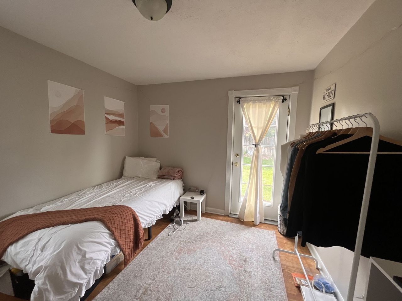 Main image 1