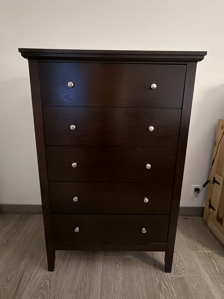 Excellent Condition 5-drawer Dresser