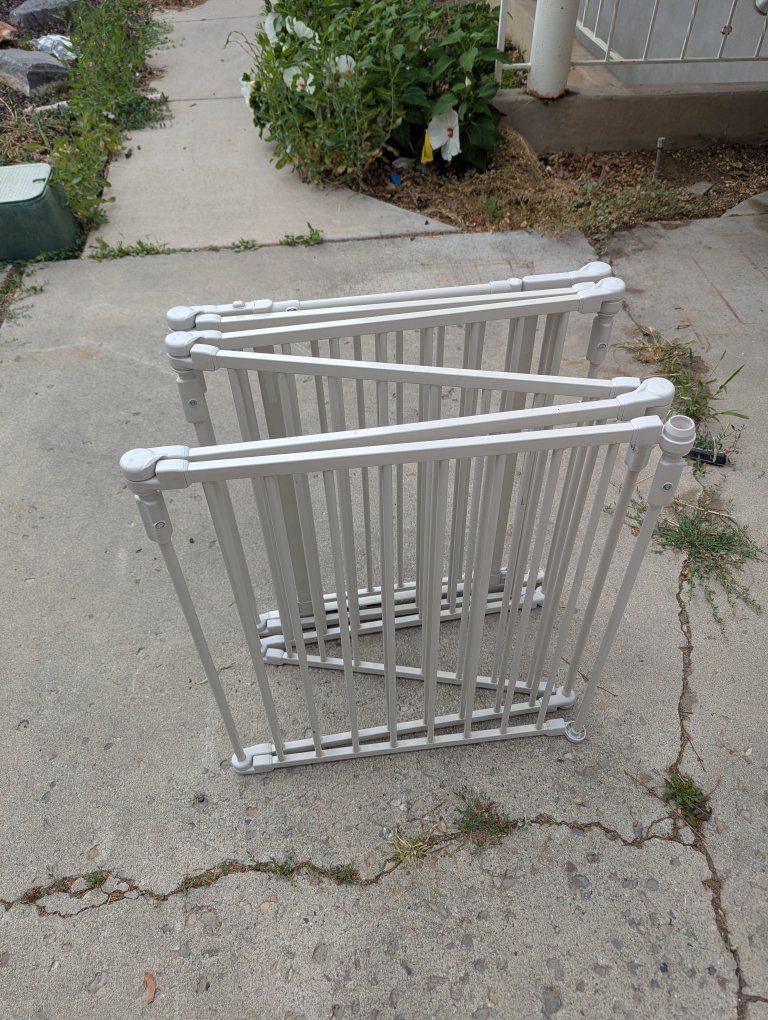 metal play yard with gate