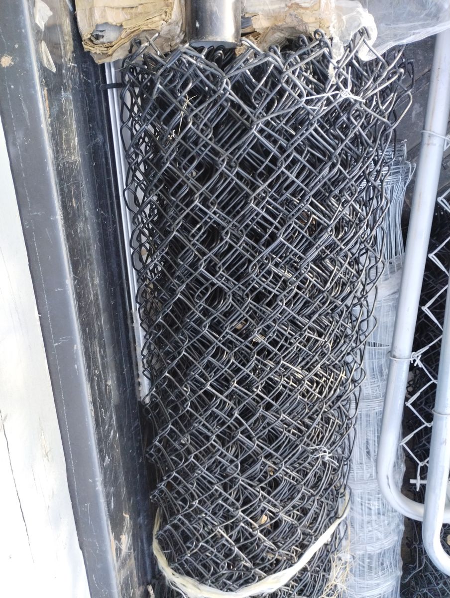 300 ft black vynil 4x50 fence  6 rolls   75$  4 drive gates 4x4 x 2  100$