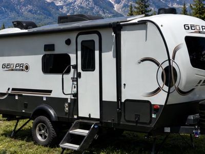 Like New!! 2024 FOREST RIVER ROCKWOOD GEOPRO - LOADED!!