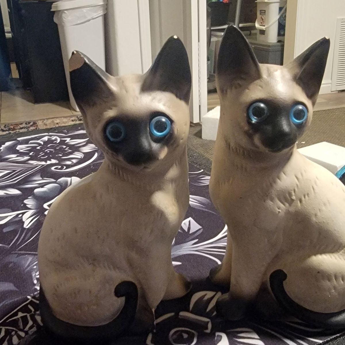 siamese cat statues