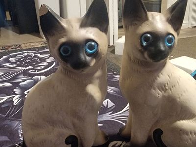 siamese cat statues