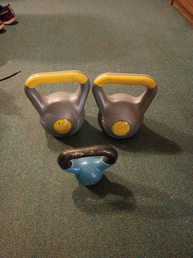 Kettlebell Set: (2) 10lb (Gray/Yellow) & (1) 7.5lb (Blue) Weights