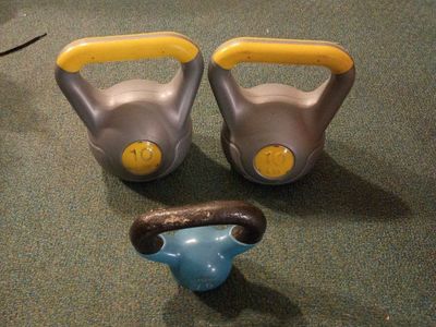 Kettlebell Set: (2) 10lb (Gray/Yellow) & (1) 7.5lb (Blue) Weights