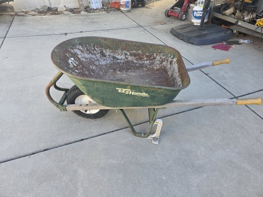 True Temper EZ2Handle Wheelbarrow - Green, Used Yard Tool