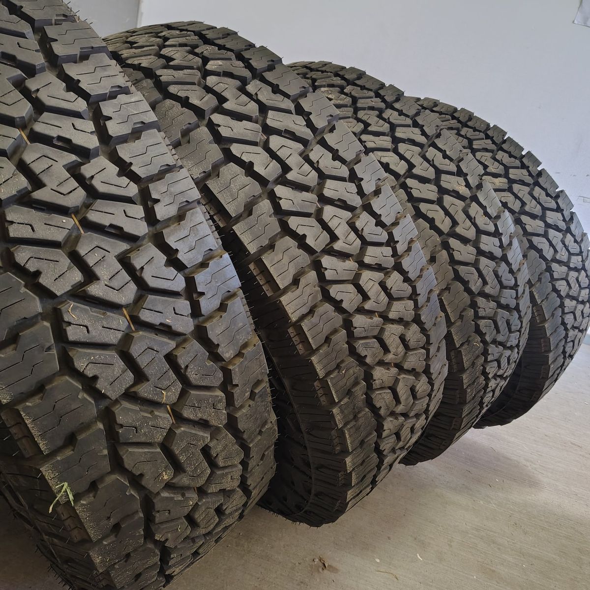 Like new 37x12.50r17 falken wildpeak tires