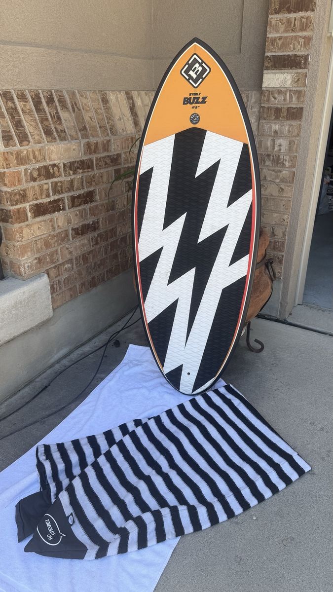 Byerly Buzz Wakesurf Board 4'8" - with soft case