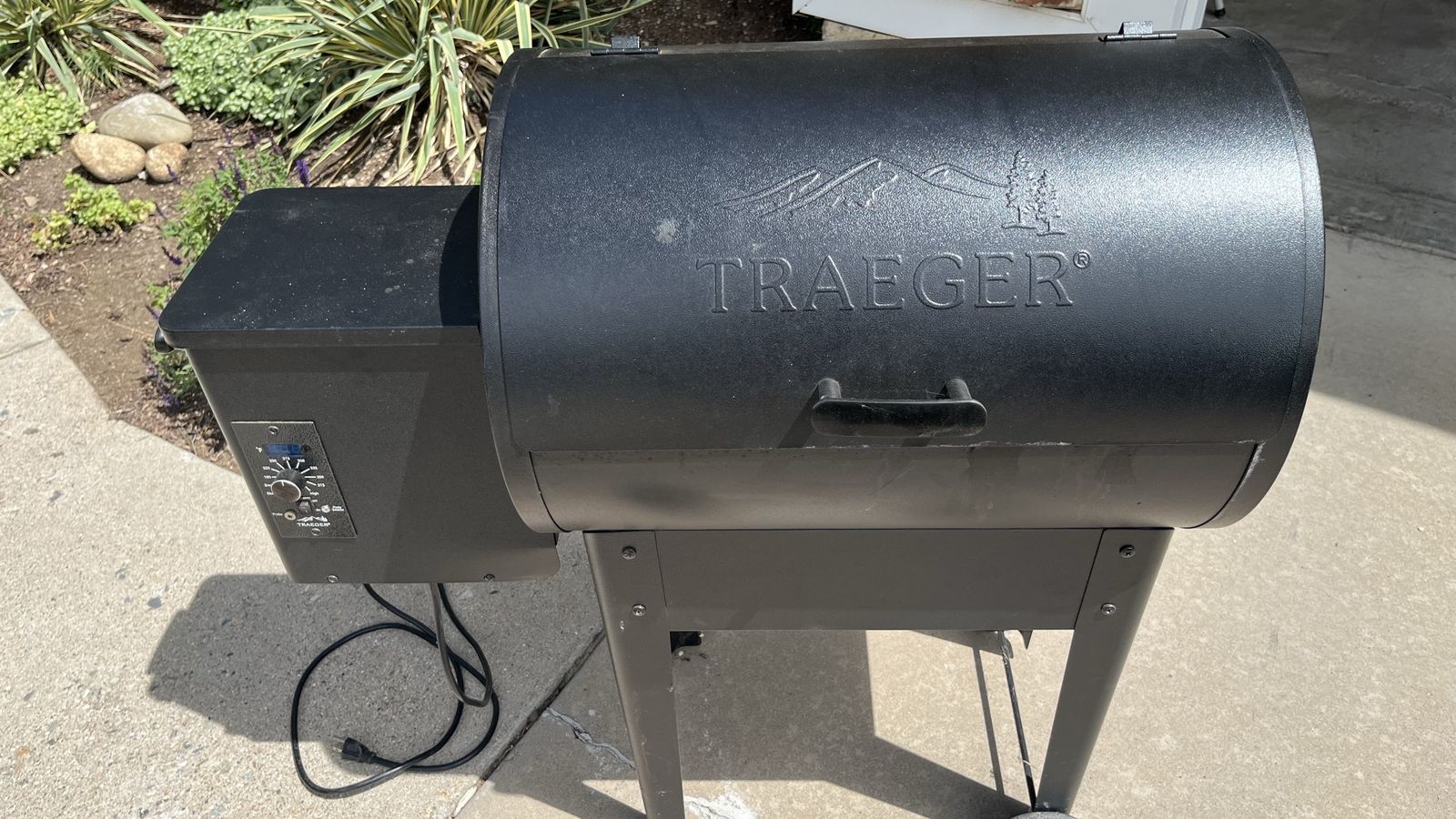 Traeger Pellet Grill with Digital Temperature Control and Fitted Cover