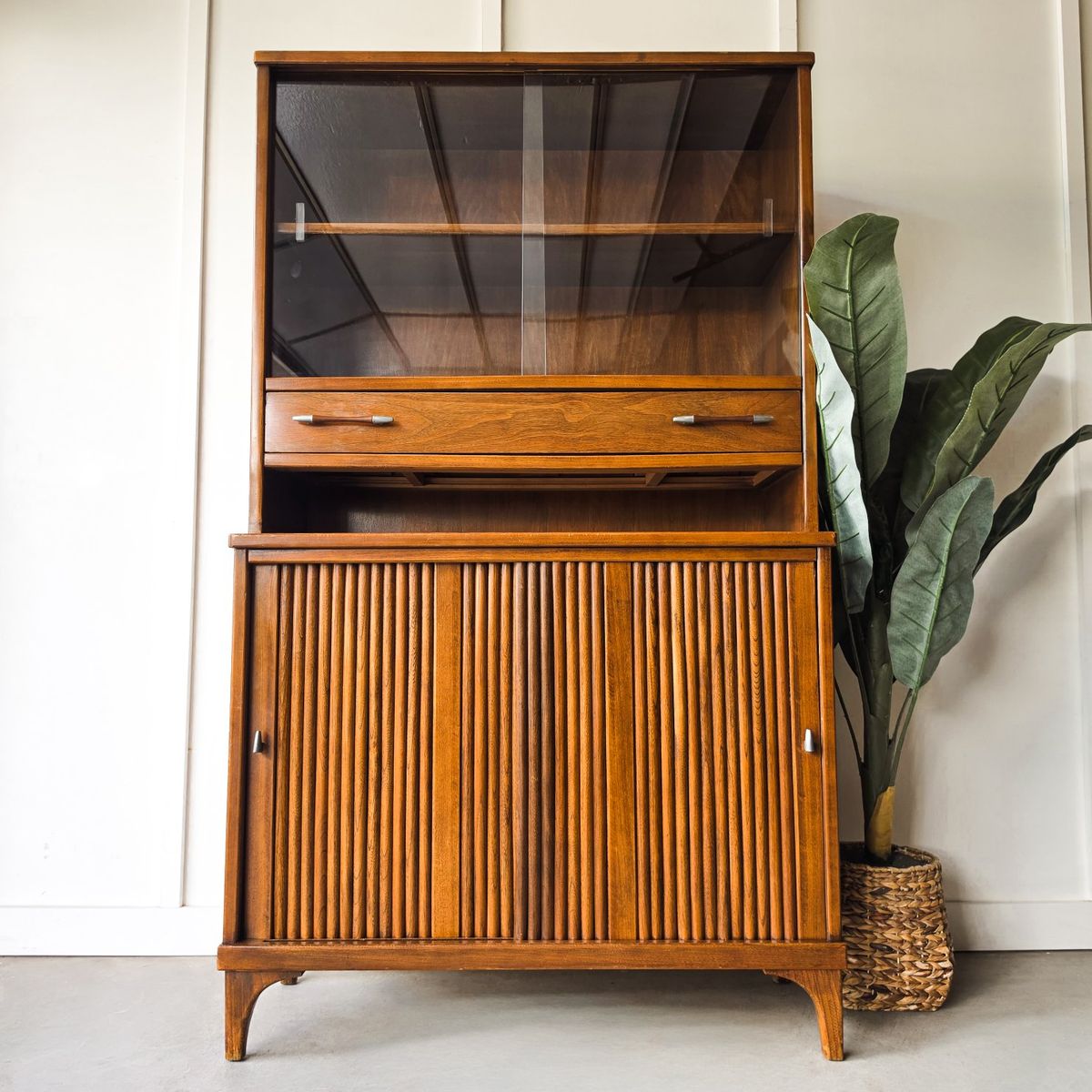 *FREE DELIVERY* Vintage MCM Hutch!
