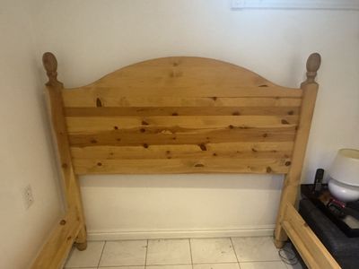 Full Pine Bed GlFrame, Great condition