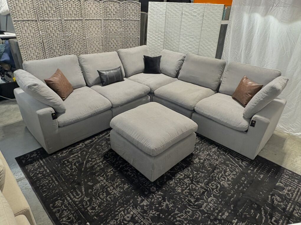 NEW Grey 6-Piece Sectional (Free Delivery)