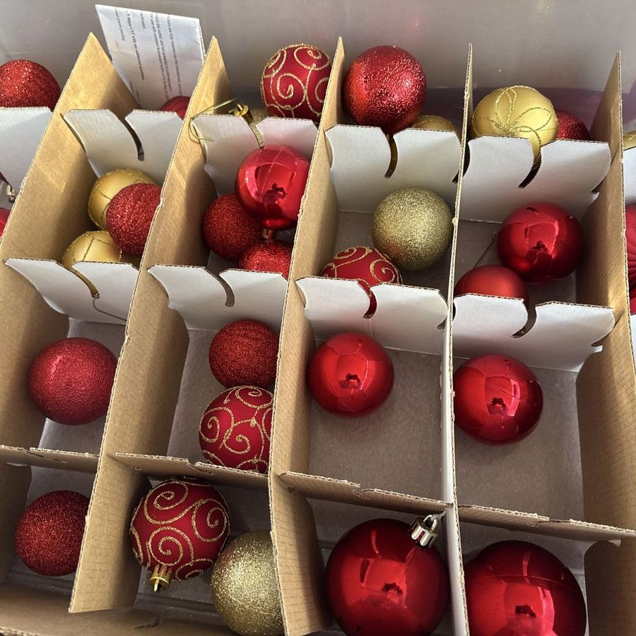 Red and gold Christmas tree decor
