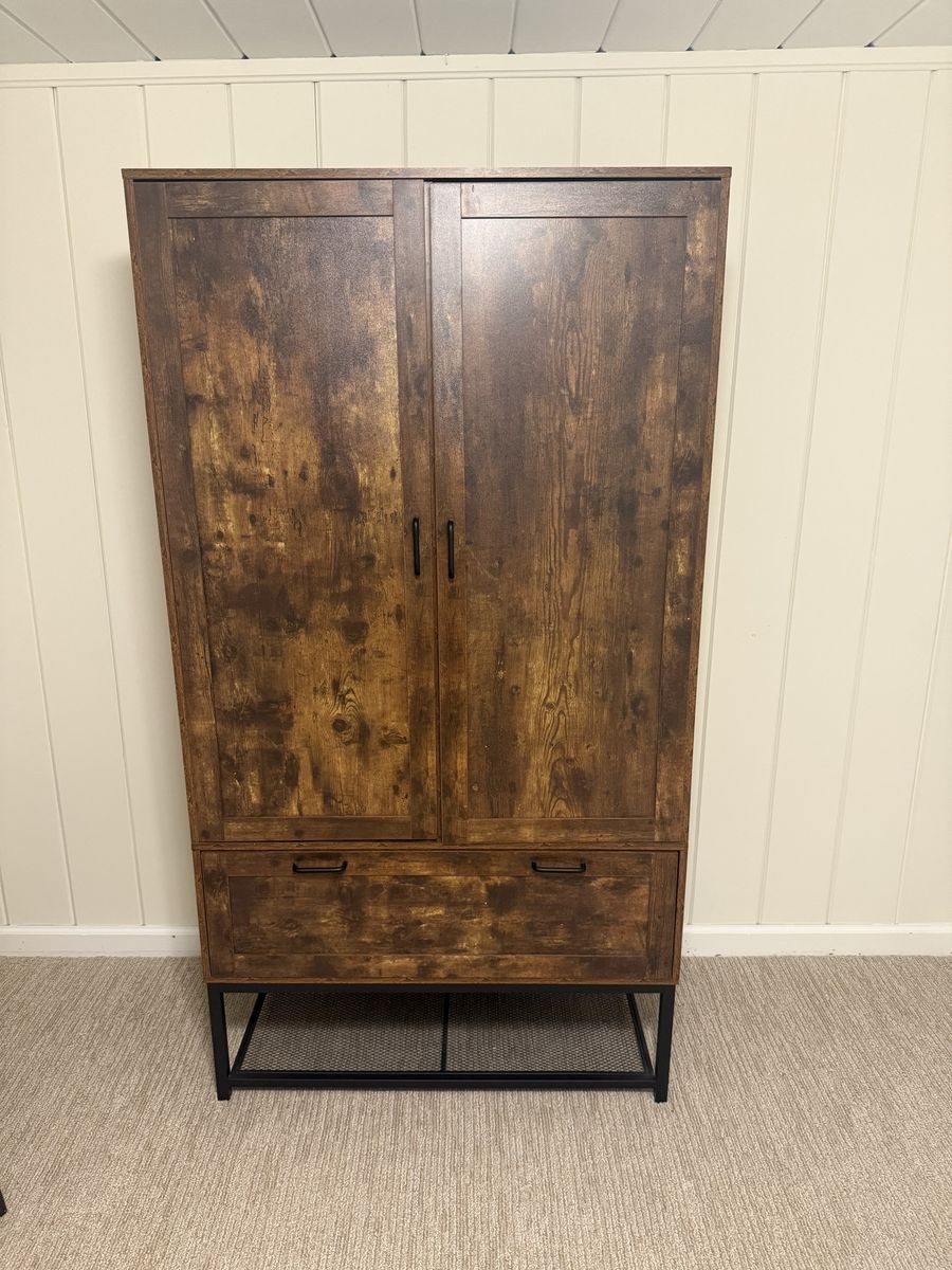 Excellent, Functional Wardrobe