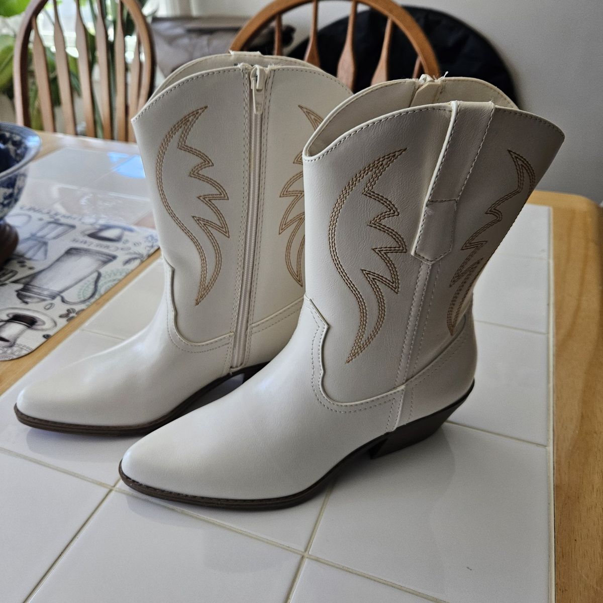 White Western Cowboy Boots Women's Size 9 with Side Zipper and Embroidered Detail runs smaller than typical size 9