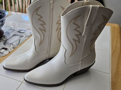 White Western Cowboy Boots Women's Size 9 with Side Zipper and Embroidered Detail runs smaller than typical size 9