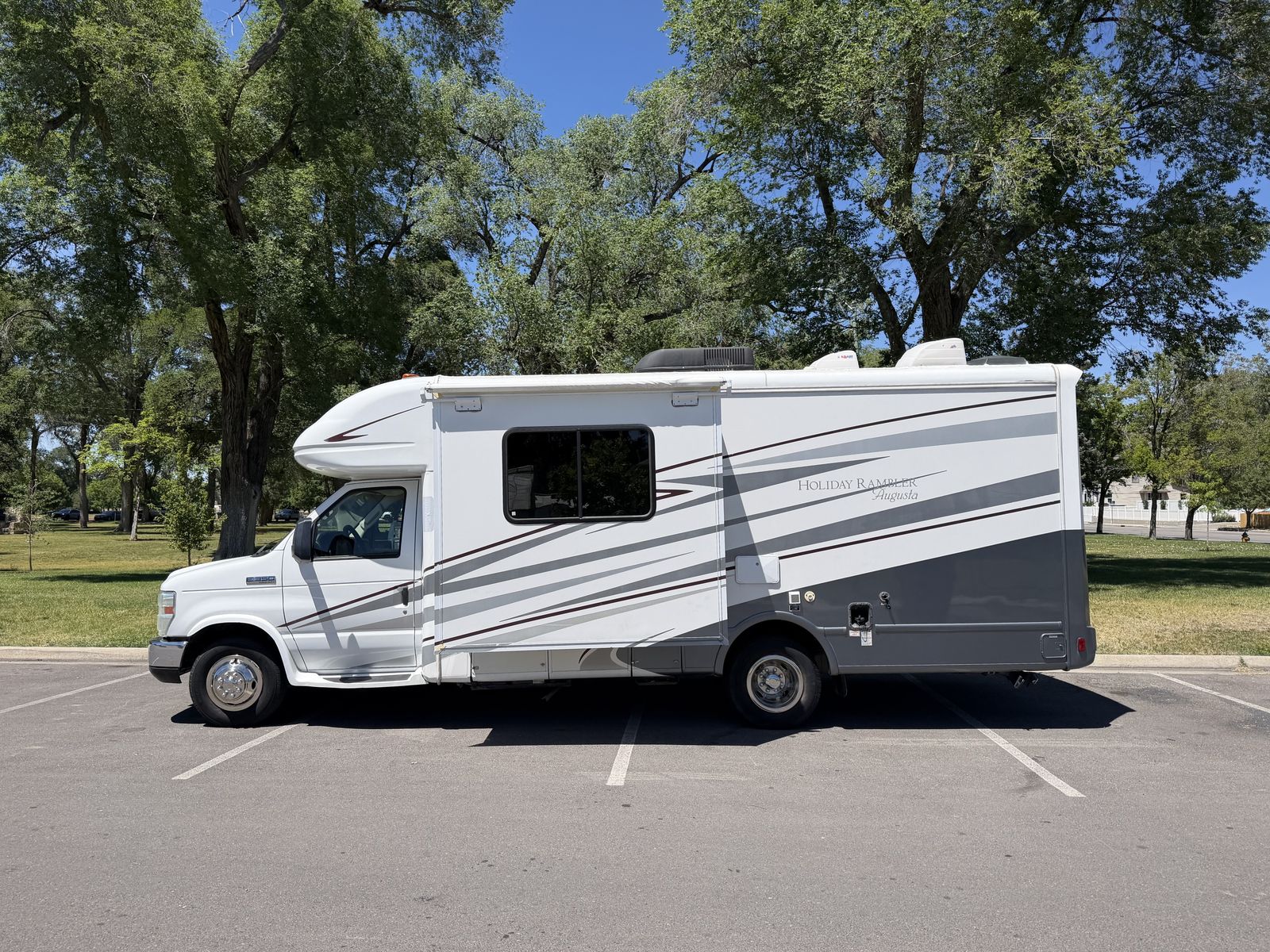 Only 24Ft 2012 Monaco Made Holiday Rambler Augusta 25PCS Class B like Lexington, BT Cruiser, Prism, Trail Lite R-Vision