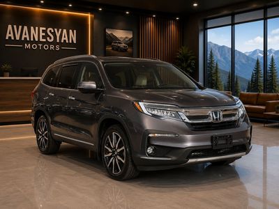2019 Honda Pilot Touring w/Rear Captain's Chairs